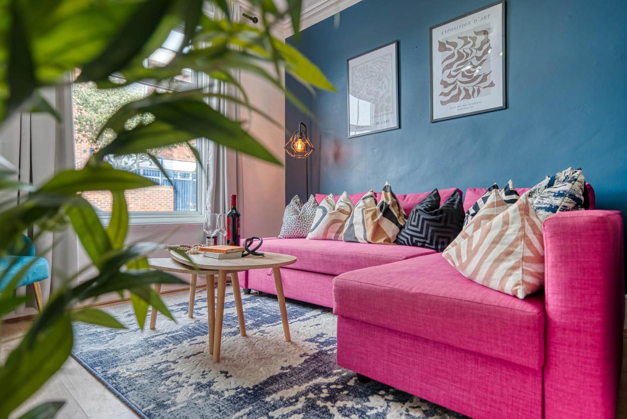 Stunning 3 Bed Chic Townhouse, Parking & Pet Friendly! Spacious - Sleeps 8 By Blue Puffin Hébergement de vacances