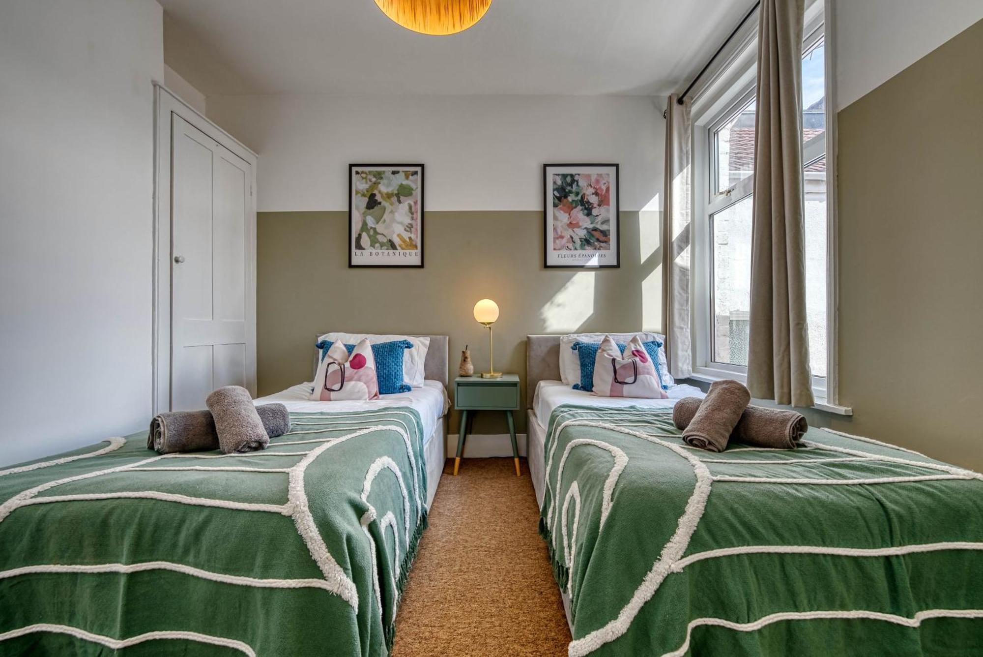 Stunning 3 Bed Chic Townhouse, Parking & Pet Friendly! Spacious - Sleeps 8 By Blue Puffin Hébergement de vacances