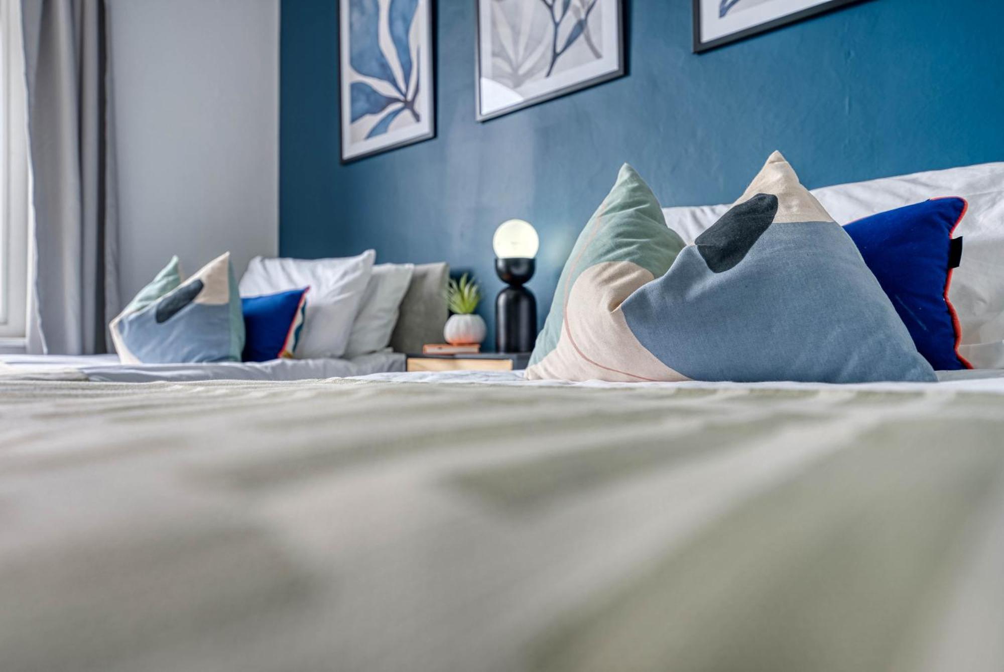 Hébergement de vacances Stunning 3 Bed Chic Townhouse, Parking & Pet Friendly! Spacious - Sleeps 8 By Blue Puffin *