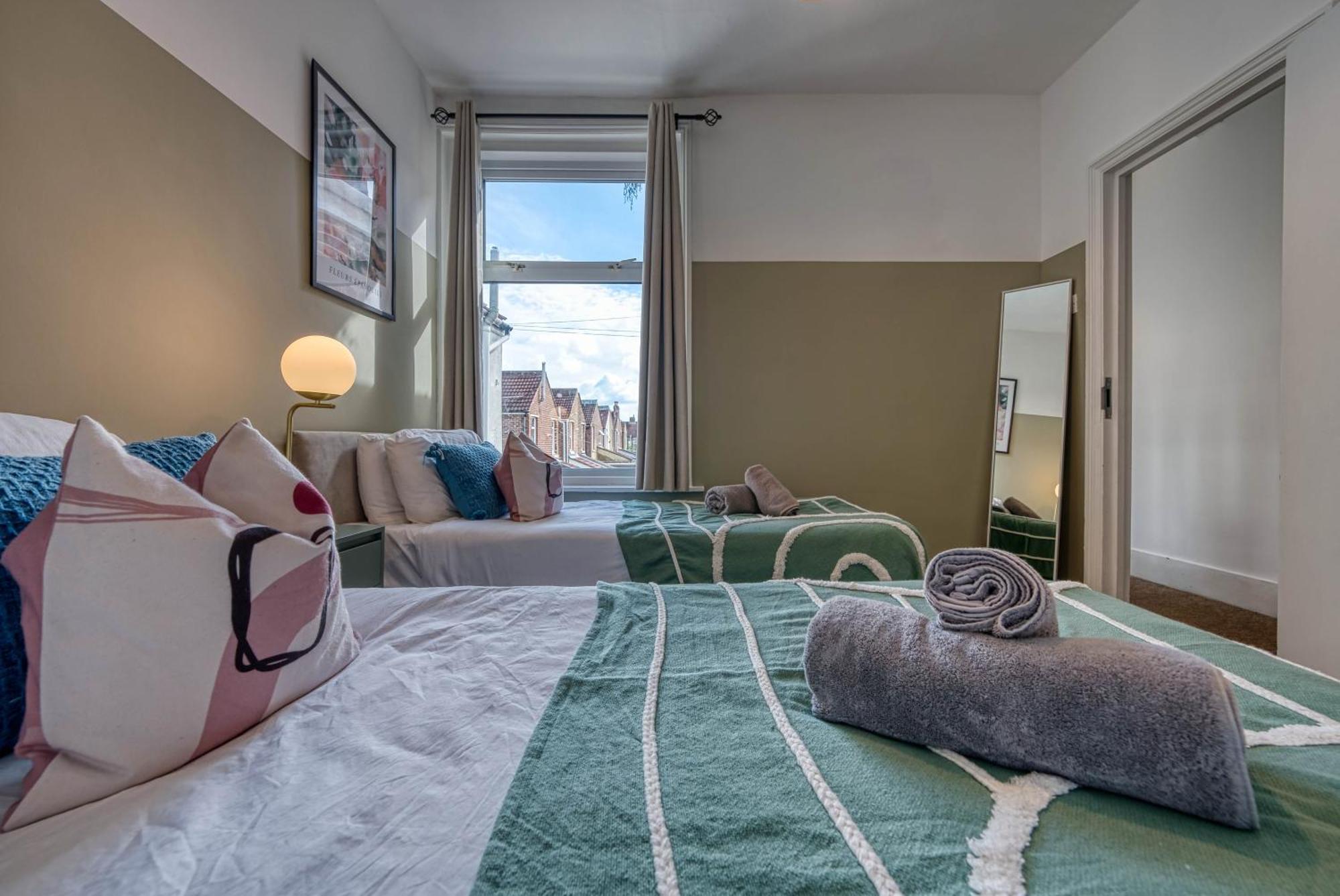 Stunning 3 Bed Chic Townhouse, Parking & Pet Friendly! Spacious - Sleeps 8 By Blue Puffin Hébergement de vacances *